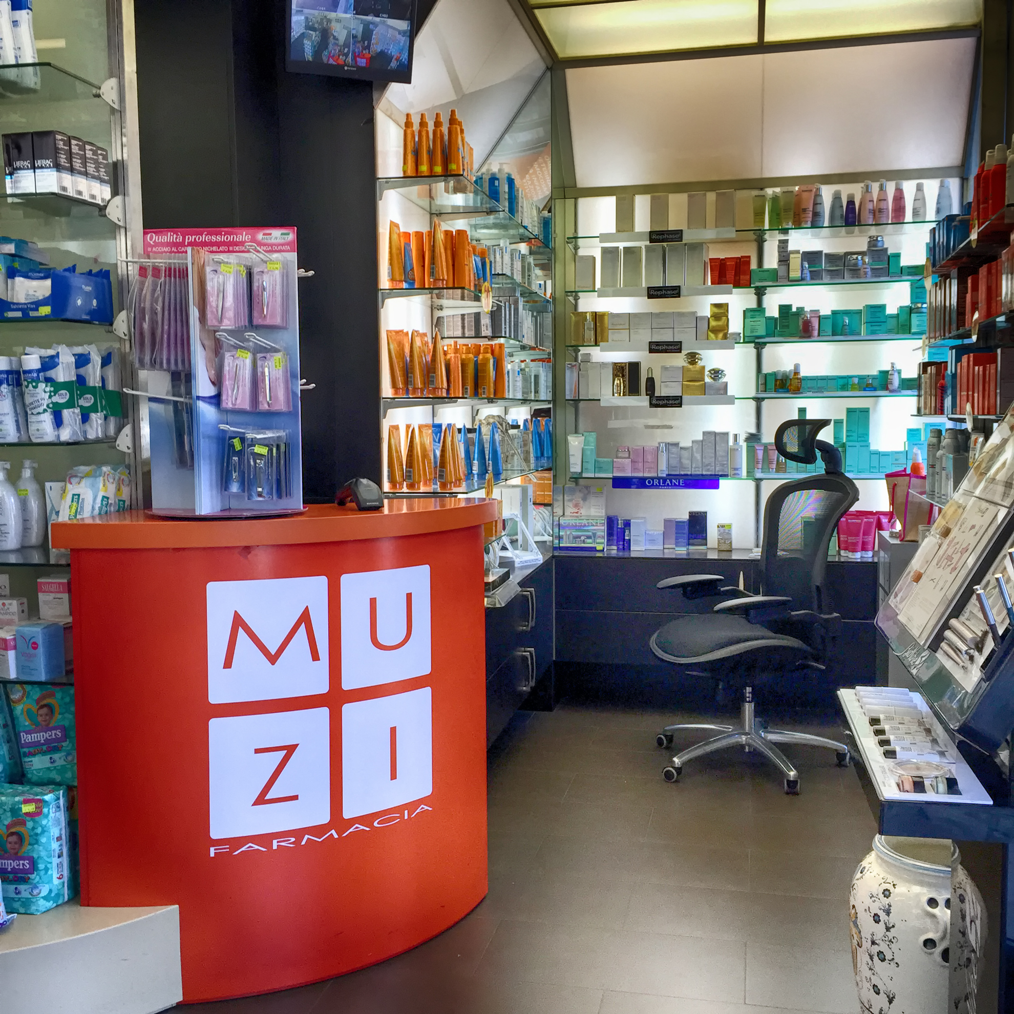 Muzi–Allestimento-Farmacia_int01